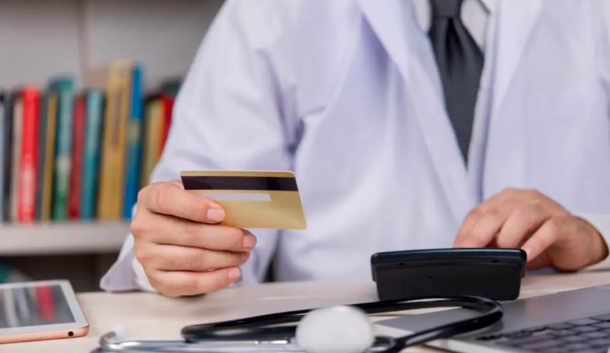 Sua clínica recebe antes do atendimento? A Reforma Tributária muda o cuidado com pagamentos antecipados