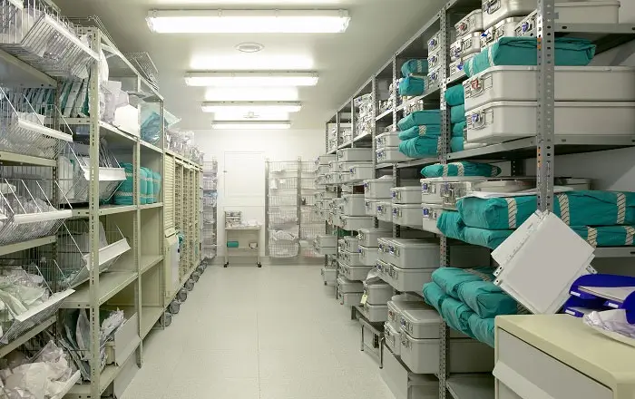 Materiais vencendo e dinheiro parado: quanto a falta de controle de estoque custa para sua clínica?